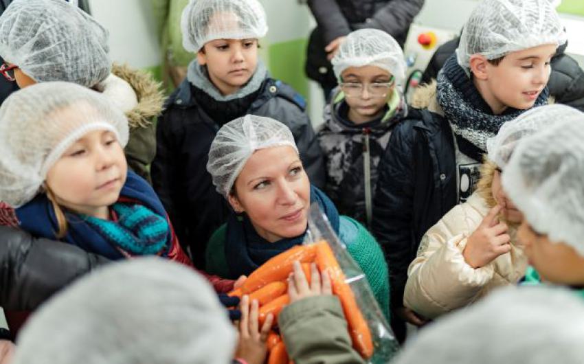 Solene Espitalie entourée d'enfants pour un atelier cuisine