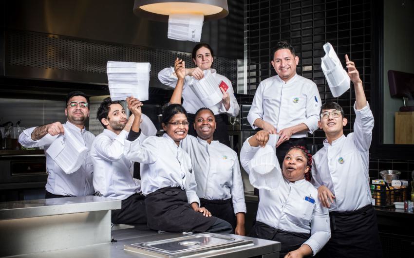 promo de l'Ecole des Cuistots migrateurs qui jètent leur toque