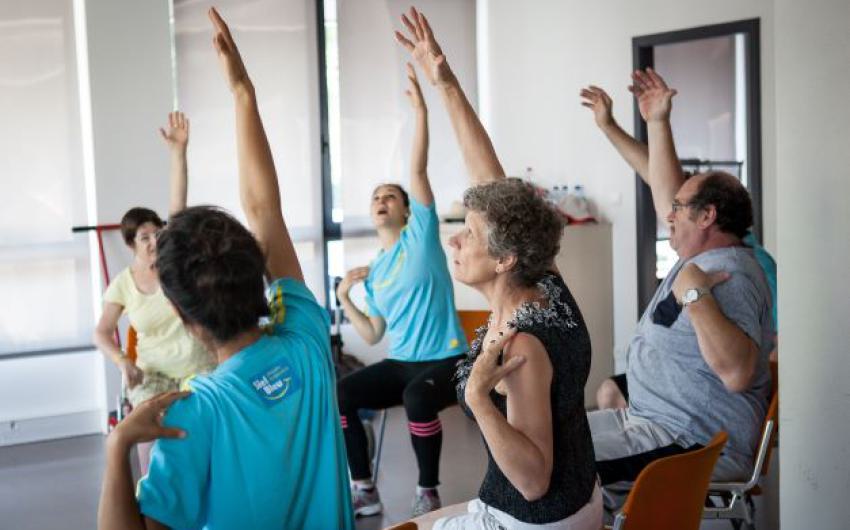 Groupes en train de faire de l'activité physique