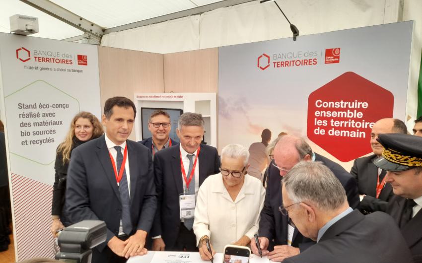 Signature sur le stand Banque des Territoires des contrats de prêts avec l'EPF Doubs BFC