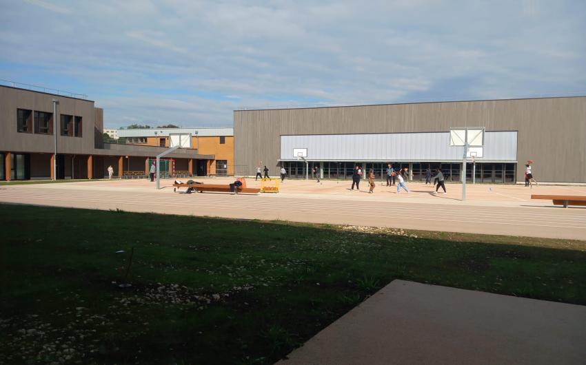 Vue d'ensemble de la cour du collège de Bethoncourt