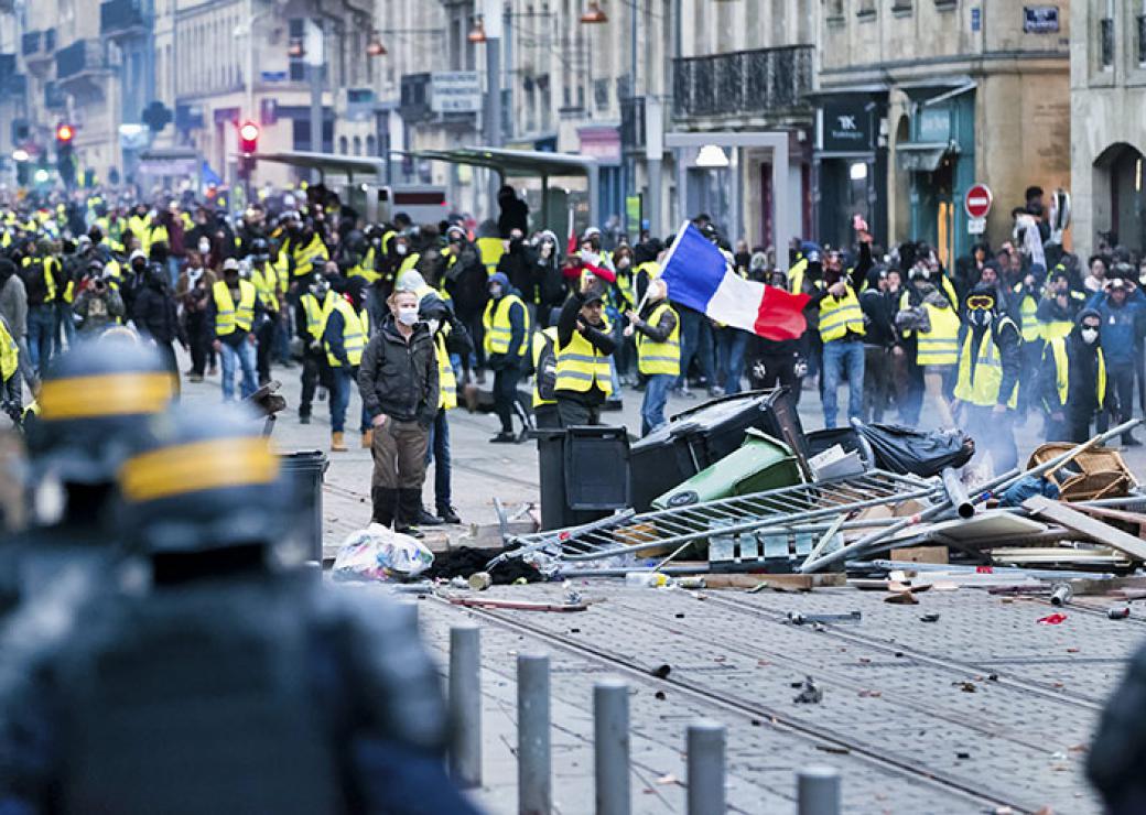 Gilets Jaunes Letat Renforce Son Soutien Aux Commerces De