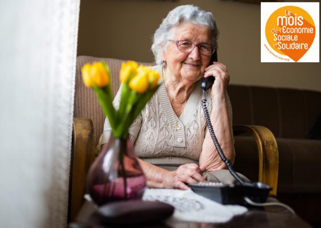 Femme âgée au téléphone