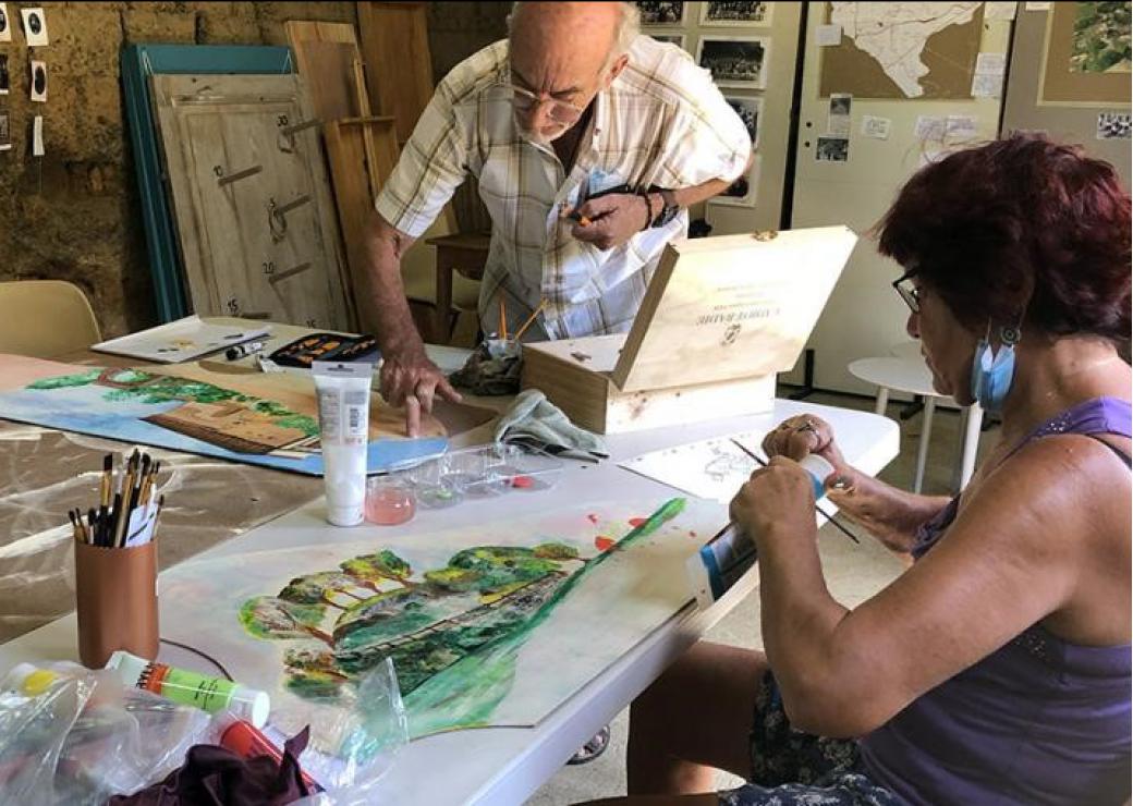 Volontaires dans un atelier de travail