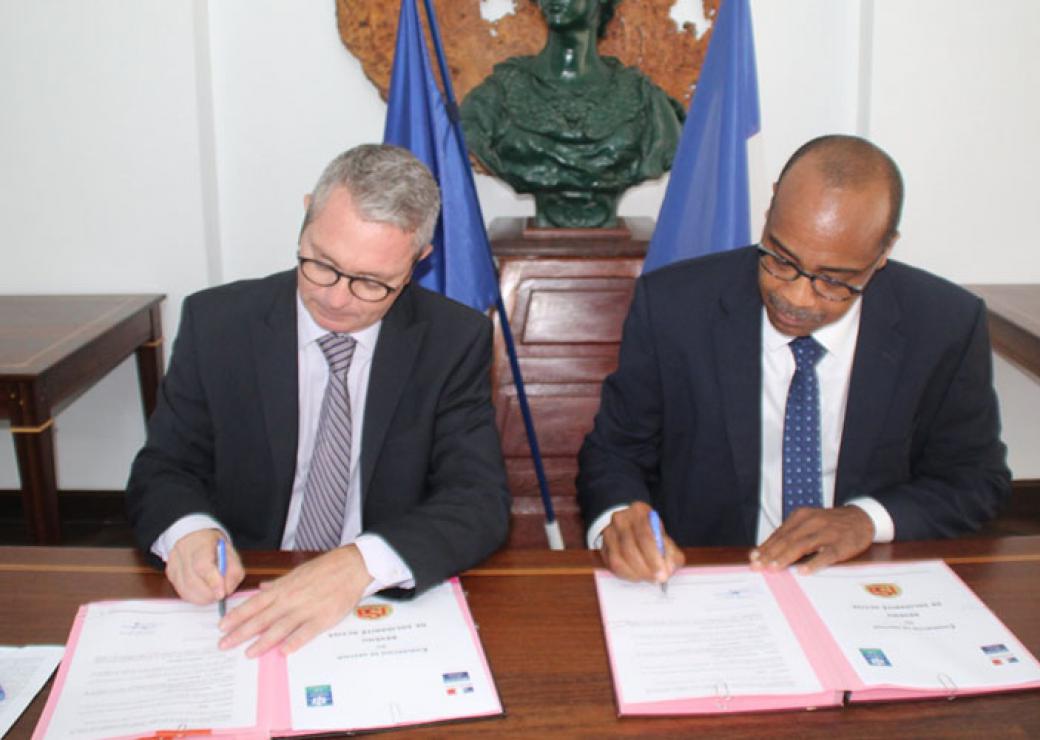 Le préfet Patrice Faure et le directeur de la caisse d'allocations familiales de Guyane ont signé la convention de recentralisation du RSA en Guyane