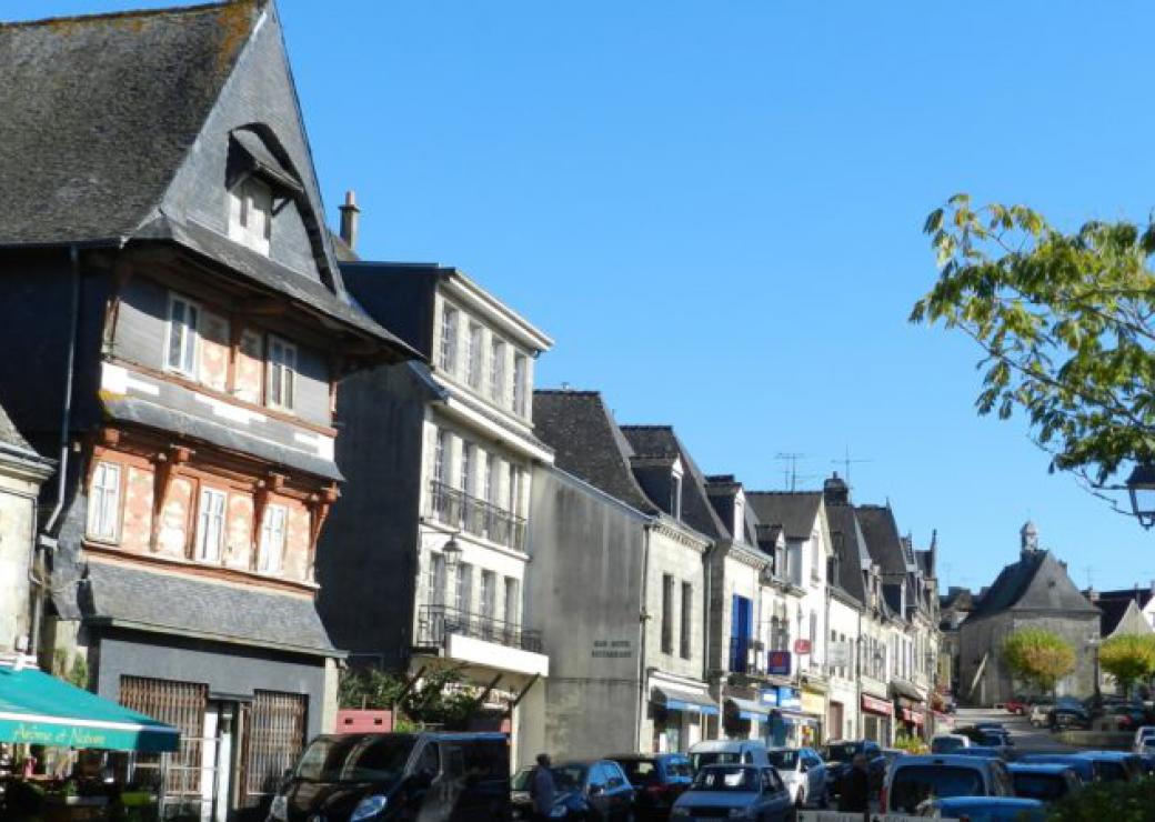 Vue sur les maisons de la rue centrale