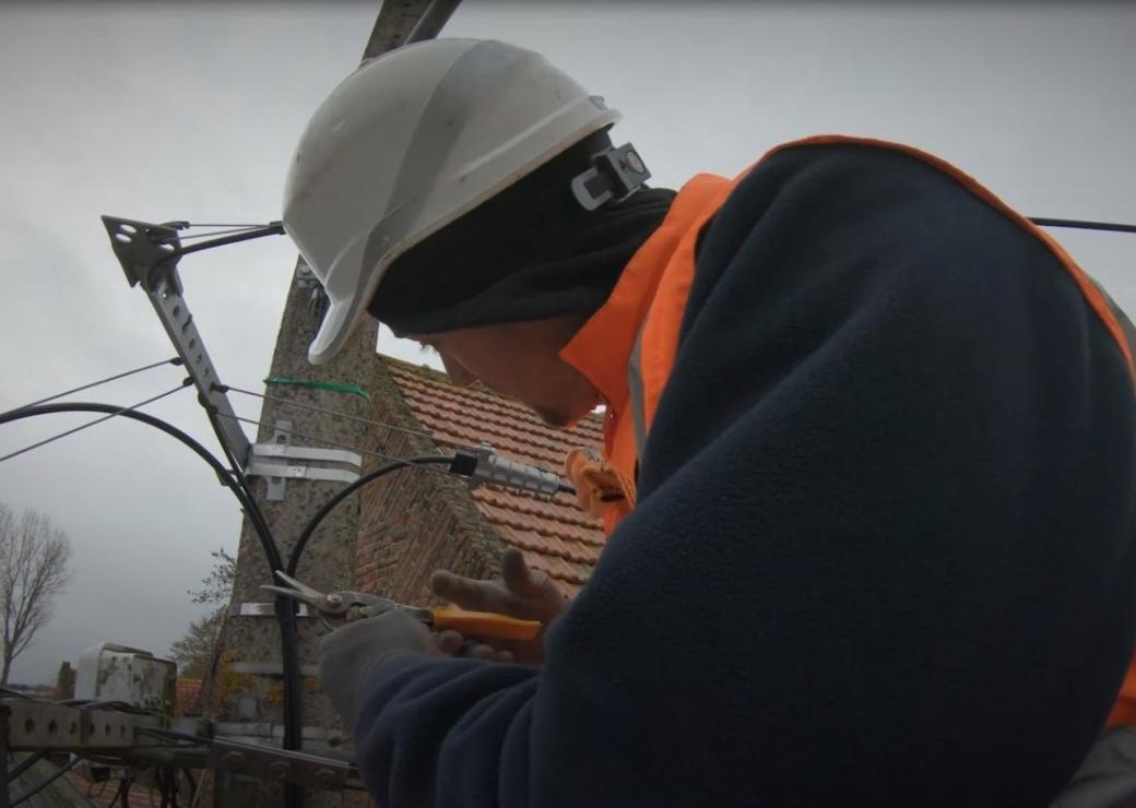 technicien qui installe la fibre