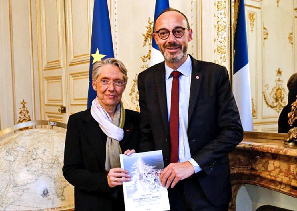 Stéphane Buchou remettant son rapport à Elisabeth Borne le 28 novembre.