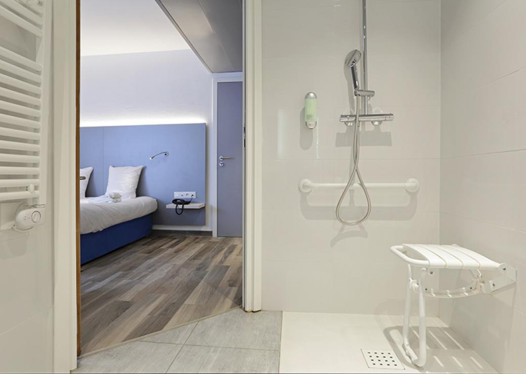 salle de bain douche équipée pour personnes handicapées