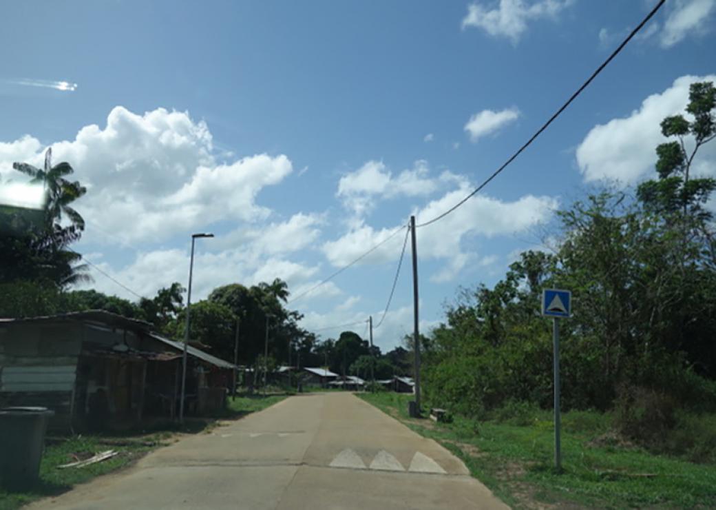 Une route traverse un quartier de maisons, habitat informel