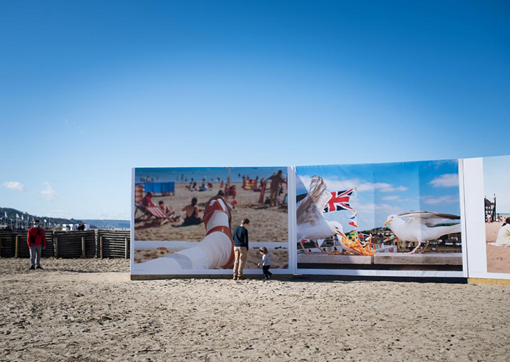 Deux photos immenses sont exposées sur la plage de Deauville