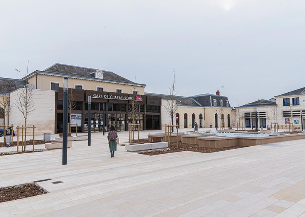 Vue générale du parvis et de la gare de Châteauroux