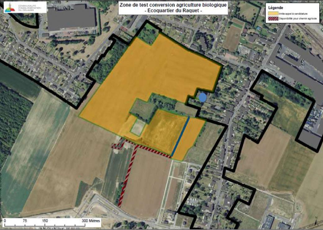 Vue aérienne de parcelles agricoles insérées en tissu semi-urbain