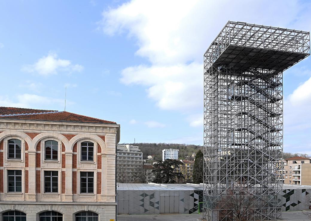 Plan large avec sur la droite un bâtiment industriel du 19ème siècle et à gauche une construction métallique contemporaine