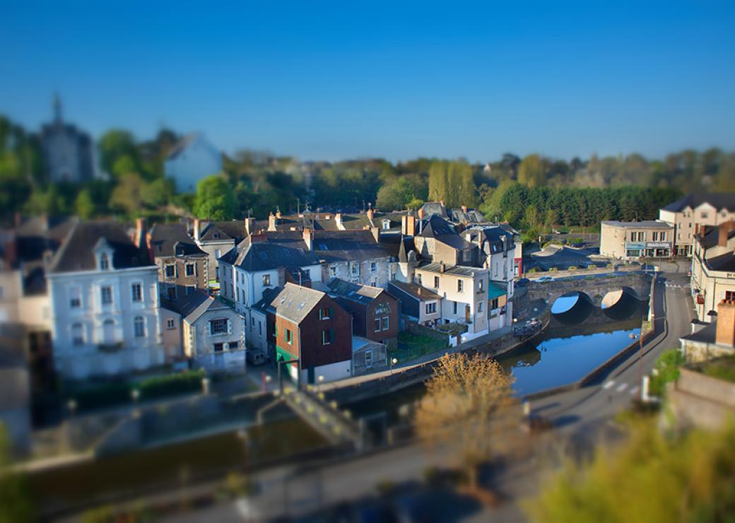 Vu aérienne d'un petit village traversé par un cours d'eau