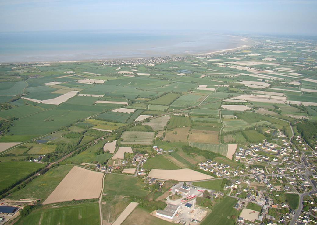 Vue aérienne d'un paysage rural bordé par la mer