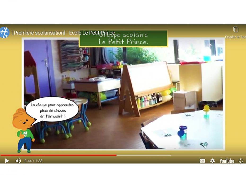 Capture d'un écran youtube avec un photo qui montre une salle de classe de maternelle et un petit personnage avec une bulle qui dit "la classe pour apprendre plein de choses en t'amusant!"