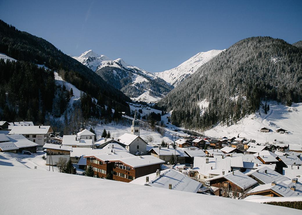 Vue sur un village enneigé entouré de montagnes