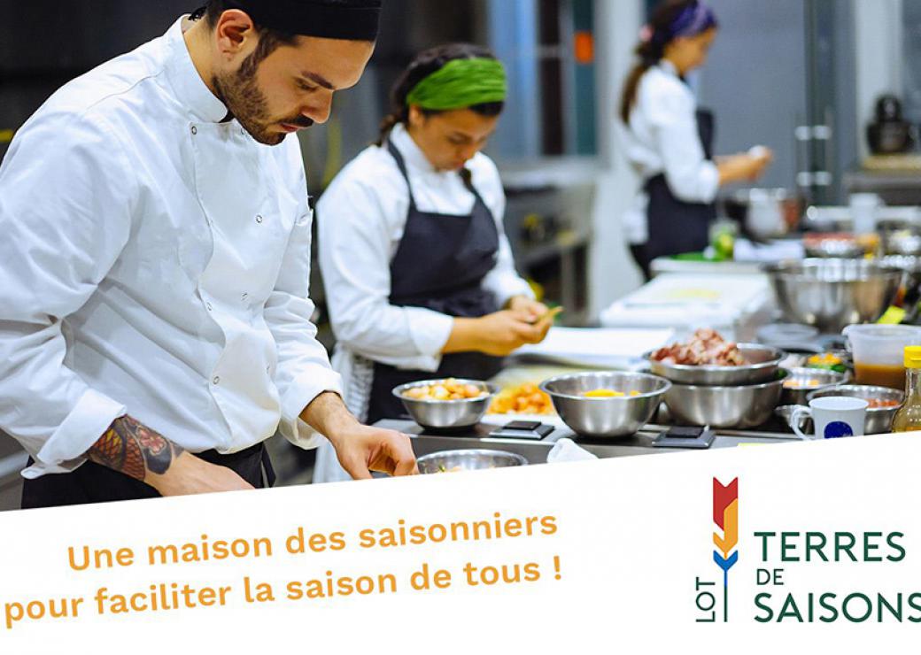 Trois personnes travaillent en cuisine