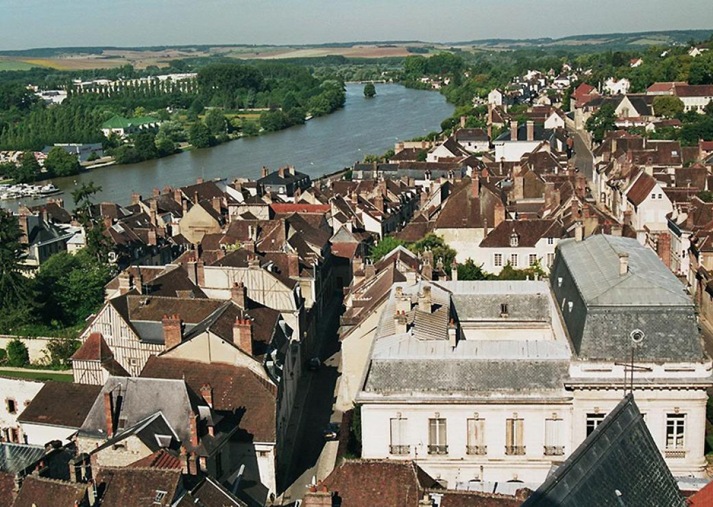 Vue du ciel d'une ville. Au loin, une rivière