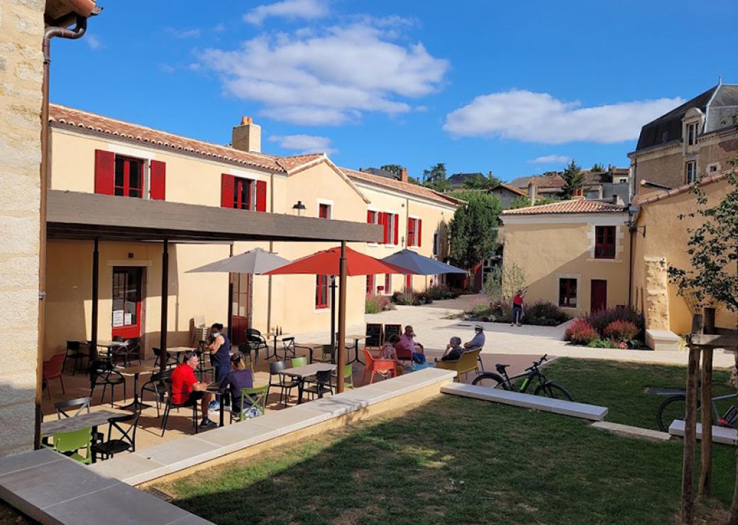 Photo dela terrasse d'un café où quelques tables accueillent des personnes