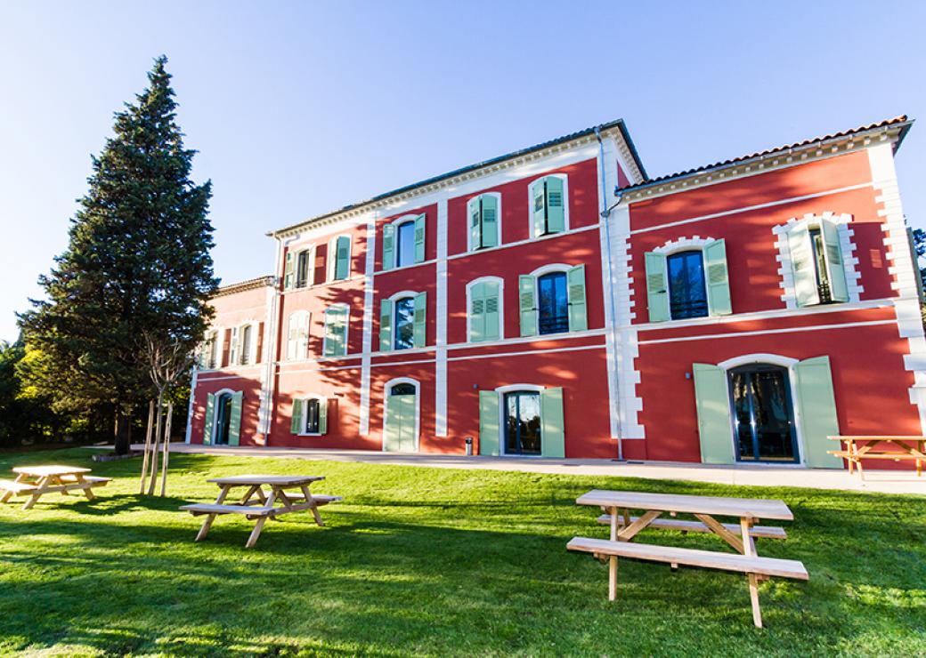 Photo d'une grande maison bourgeoise dont les murs sont enduits de rouge