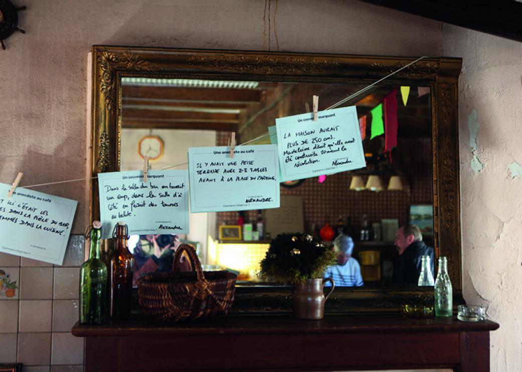 Sur un miroir sont accrochés des post-it avec des phrases manuscrites. Dans le reflet du miroir, on discerne deux personnes