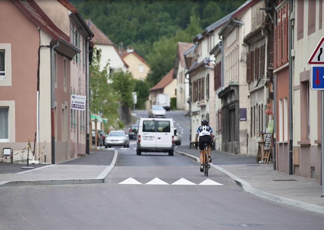 Cycliste dans le centre-ville de Giromagny