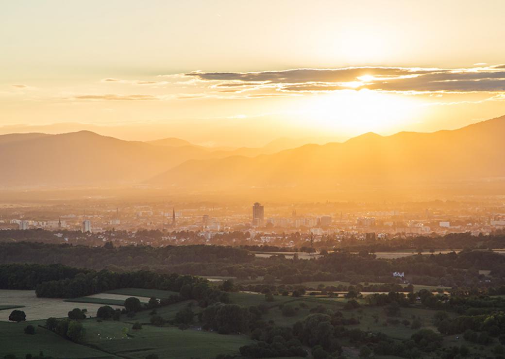 Vue sur une agglomération au lever du soleil