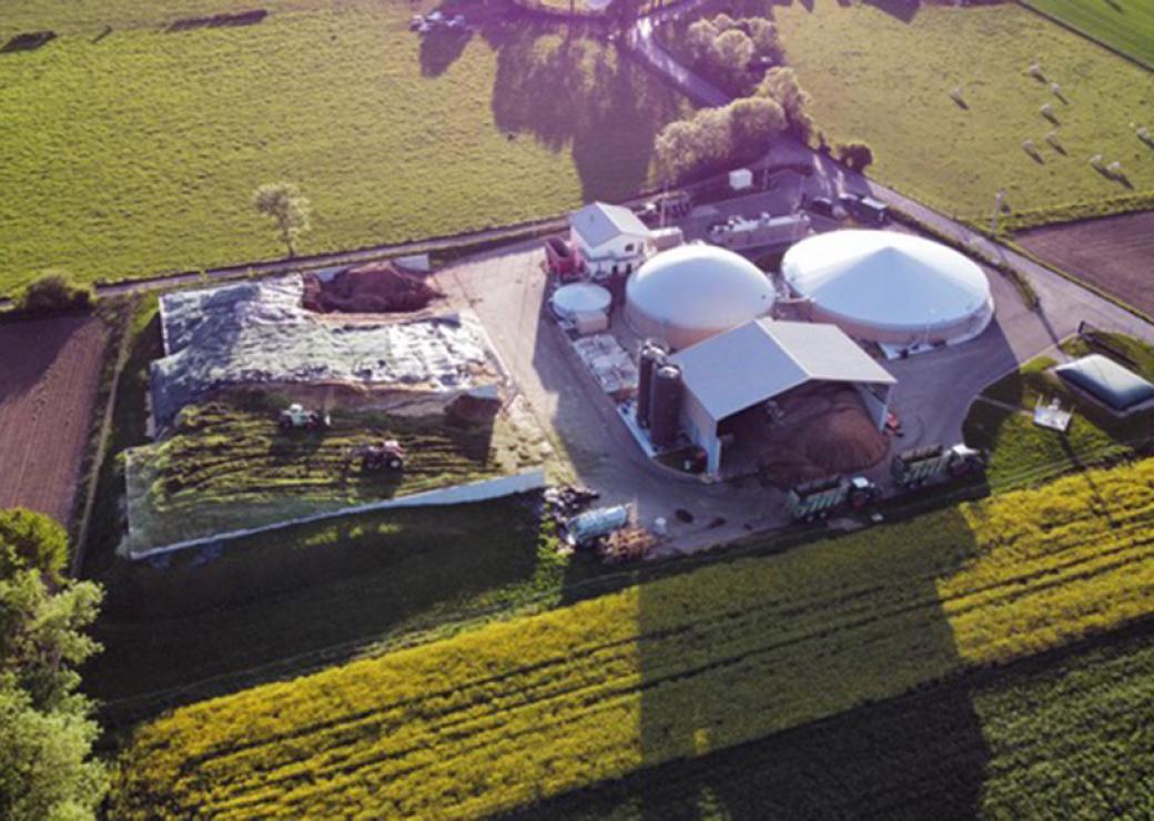 Vus du ciel, des batiments aux toits ronds, implantés au milieu de champs