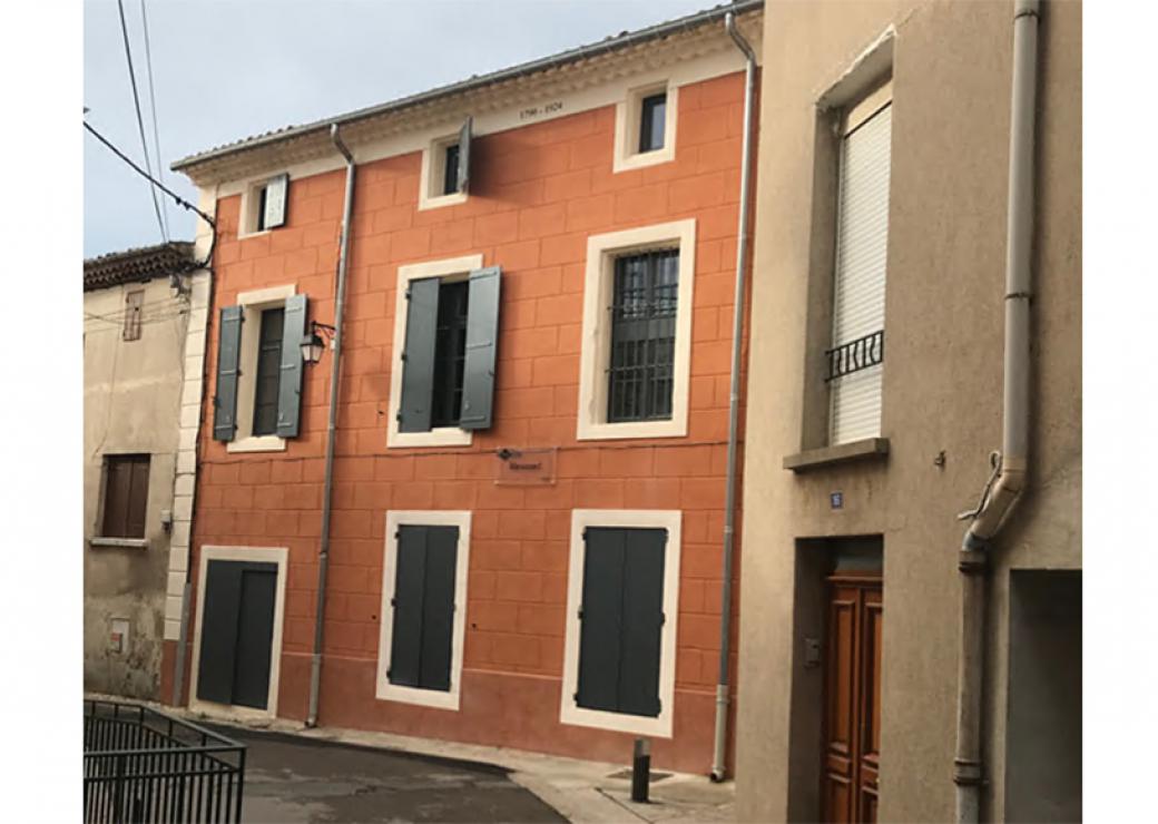 Photo d'une maison de village à la façade ocre