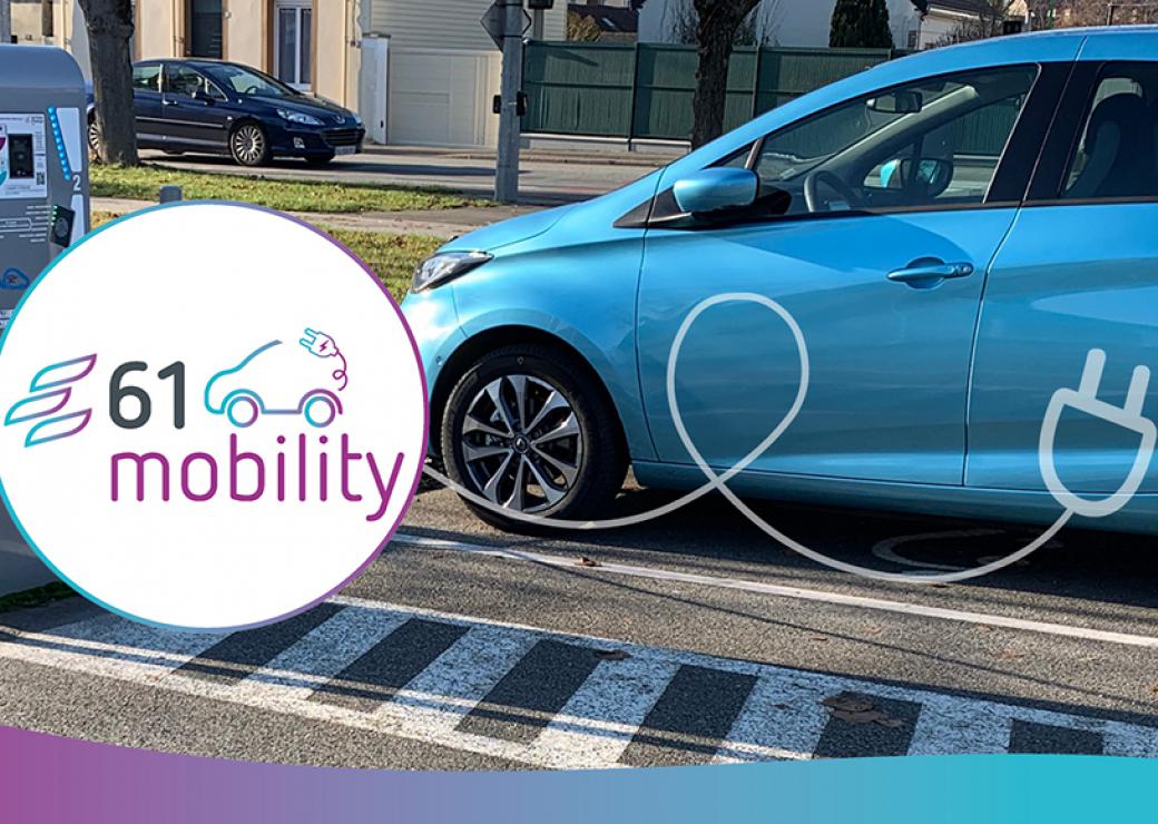 Dans une rue, une voiture bleue garée près d'une borne de recharge électrique. Sur cette photo est apposée un logo sur lequel on peut lire "61 mobility"