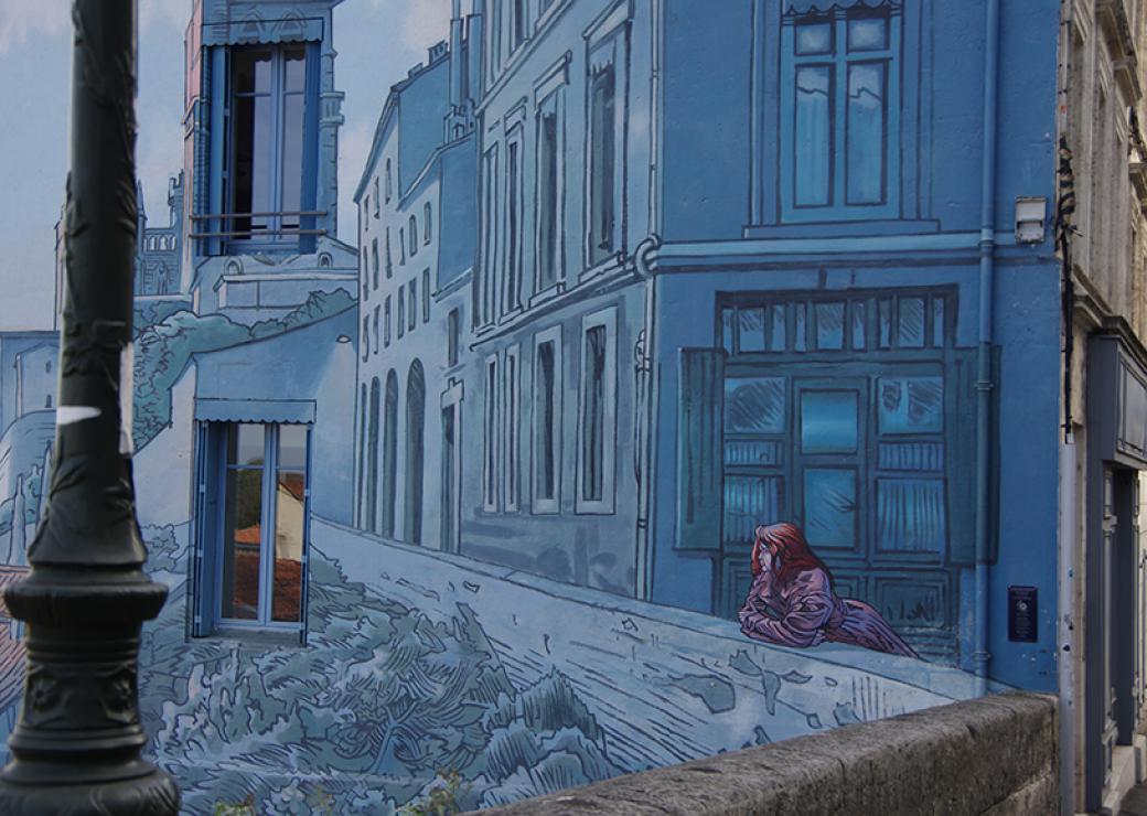 Photo d'un mur peint représentant des façades d'immeuble en quasi trompe l'œil