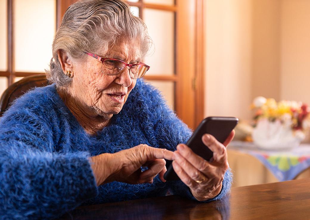 personne âgée au téléphone