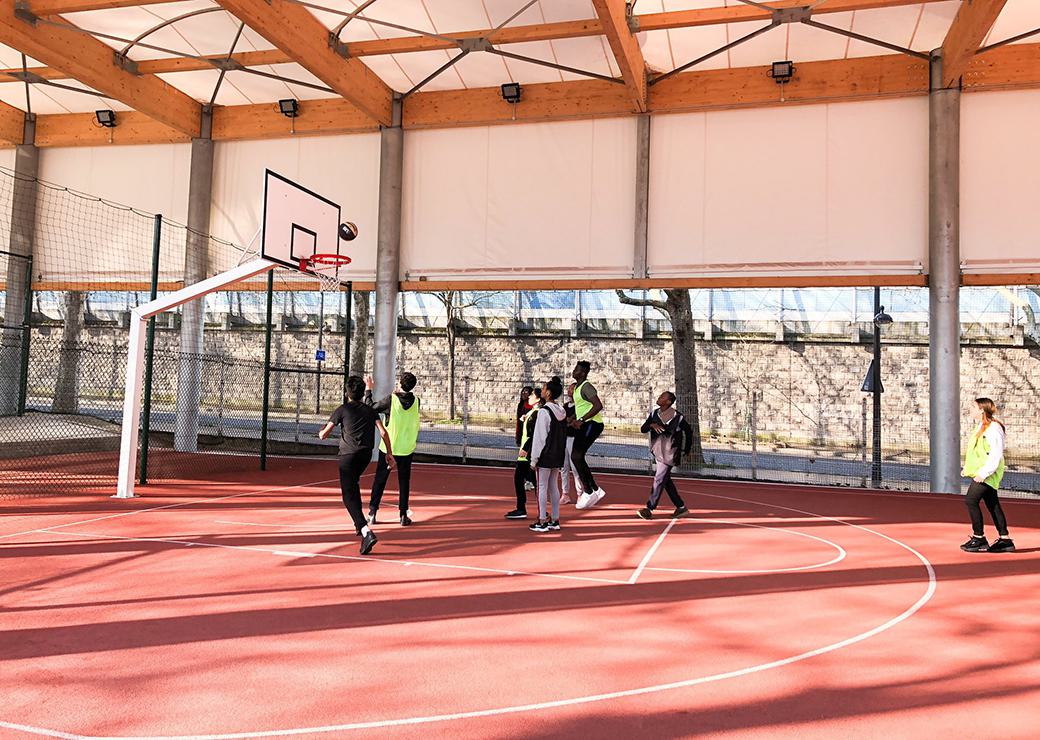 Des collégiens jouent au basket 