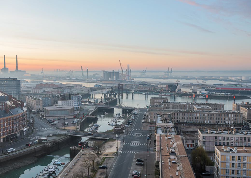 Vue aérienne de la ville du Havre, avec au premier plan la vieille ville et au loin les installations portuaires