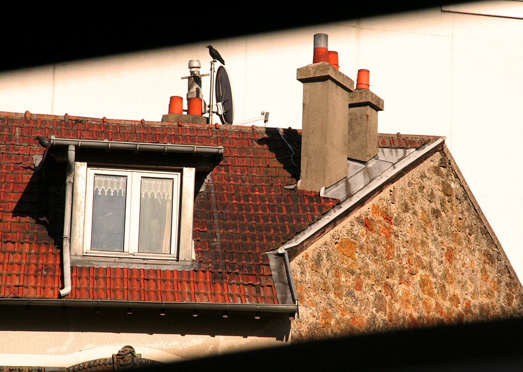 Fenêtre ancienne dans les combles en plein soleil 