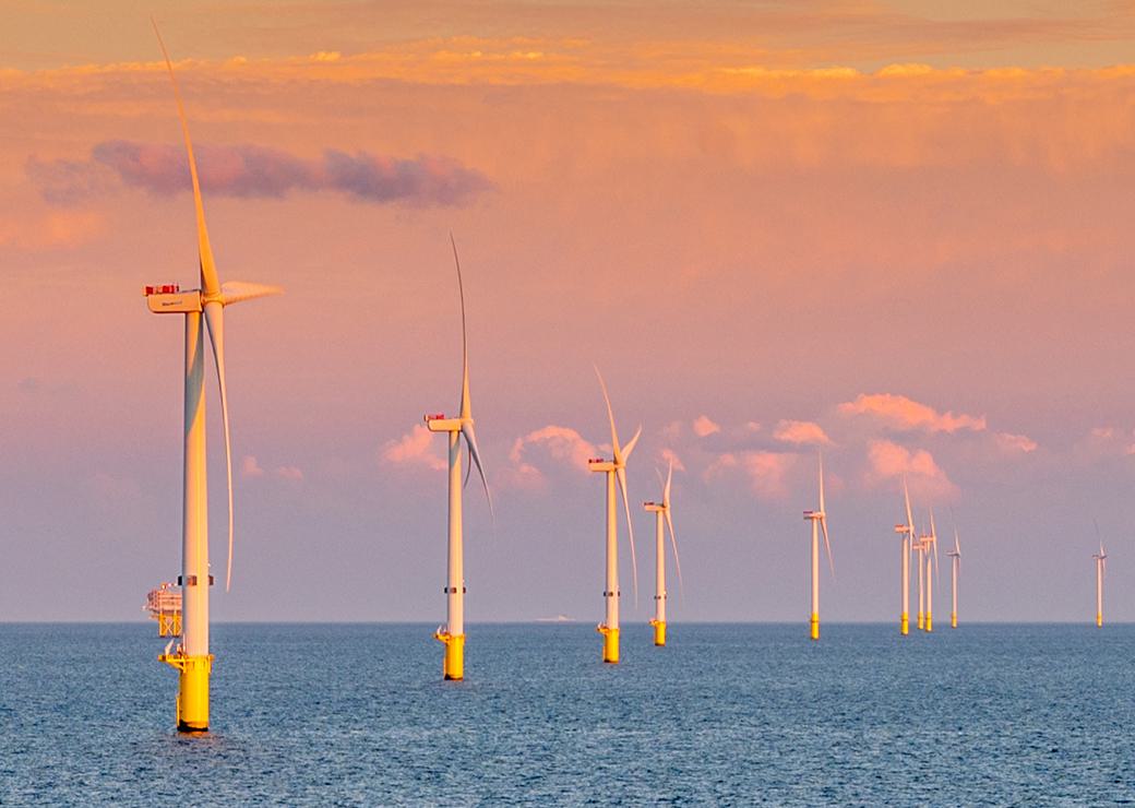 éoliennes en mer au coucher du soleil 