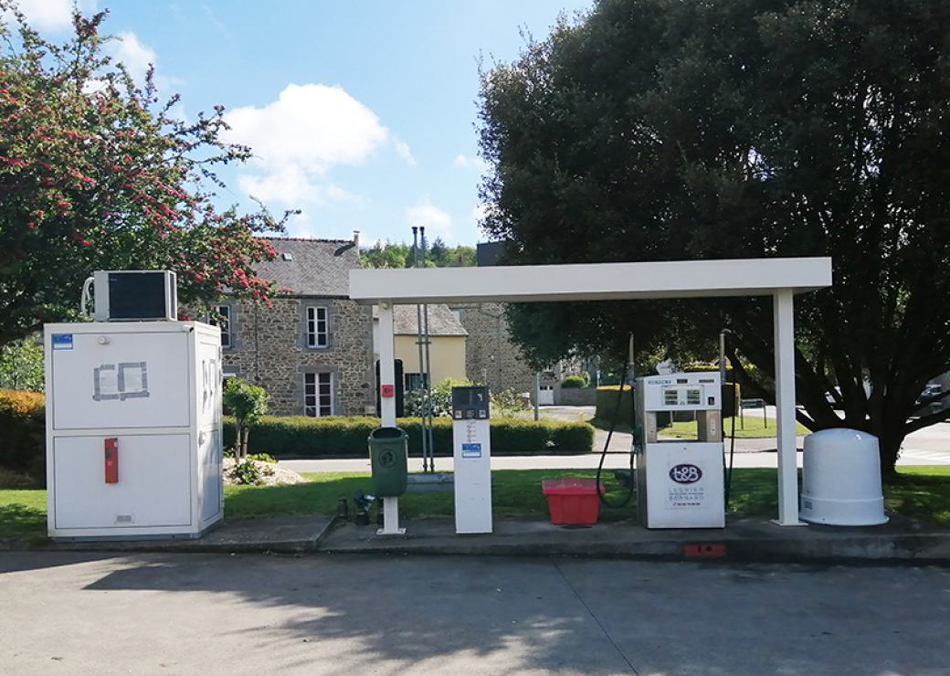 Photo d'une station service comprenant une pompe a carburant