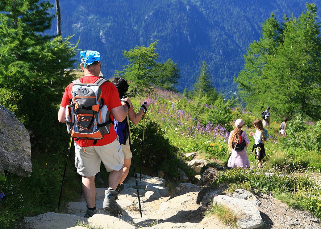 une famille de randonneurs dans les alpes