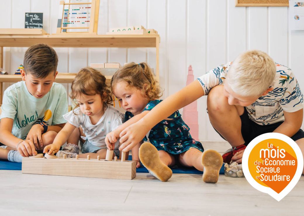 enfants en train de jouer avec des jeux en bois