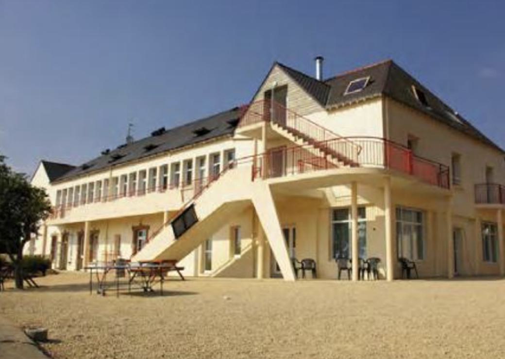 Un grand bâtiment type colonie de vacances