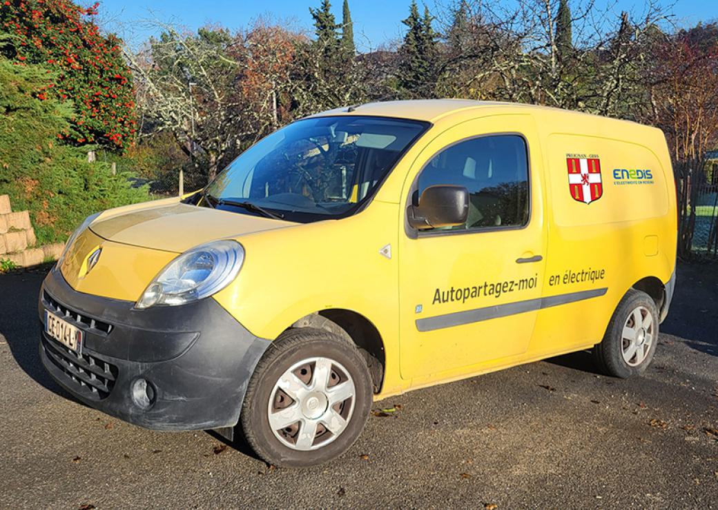 Voiture utilitaire sur laquelle on peut lire "autopartagez moi en électrique"