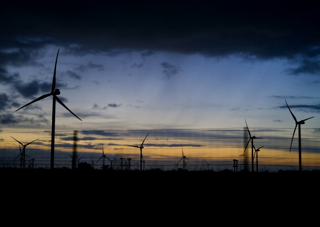 éoliennes terrestres au coucher du soleil 