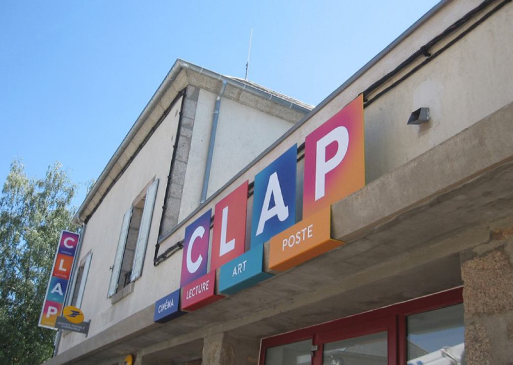 Façade d'un immeuble sur laquelle on peut lire CLAP ainsi qu'une enseigne de la poste