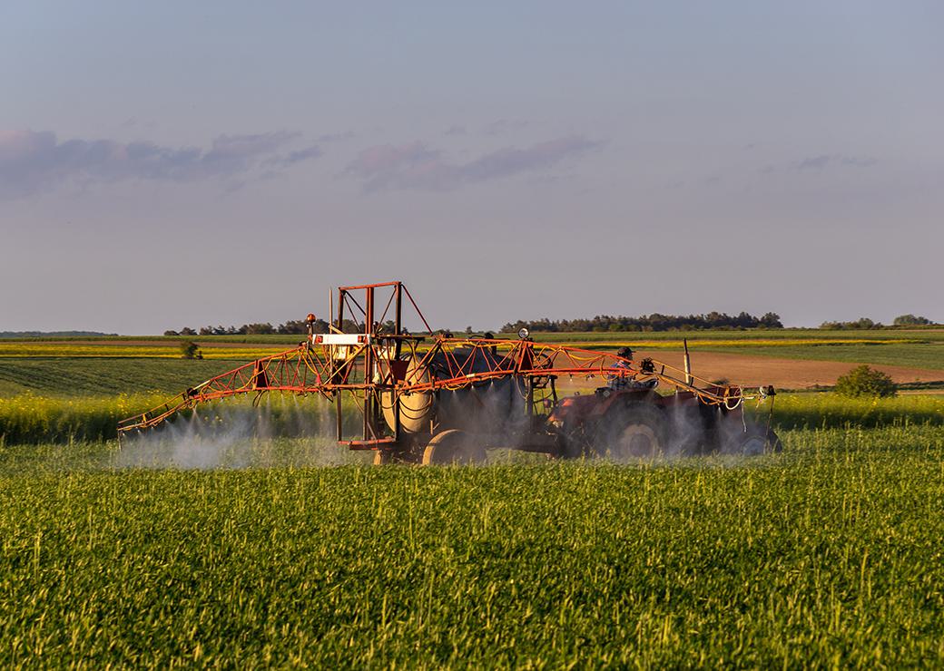 épandage pesticides dans un champs