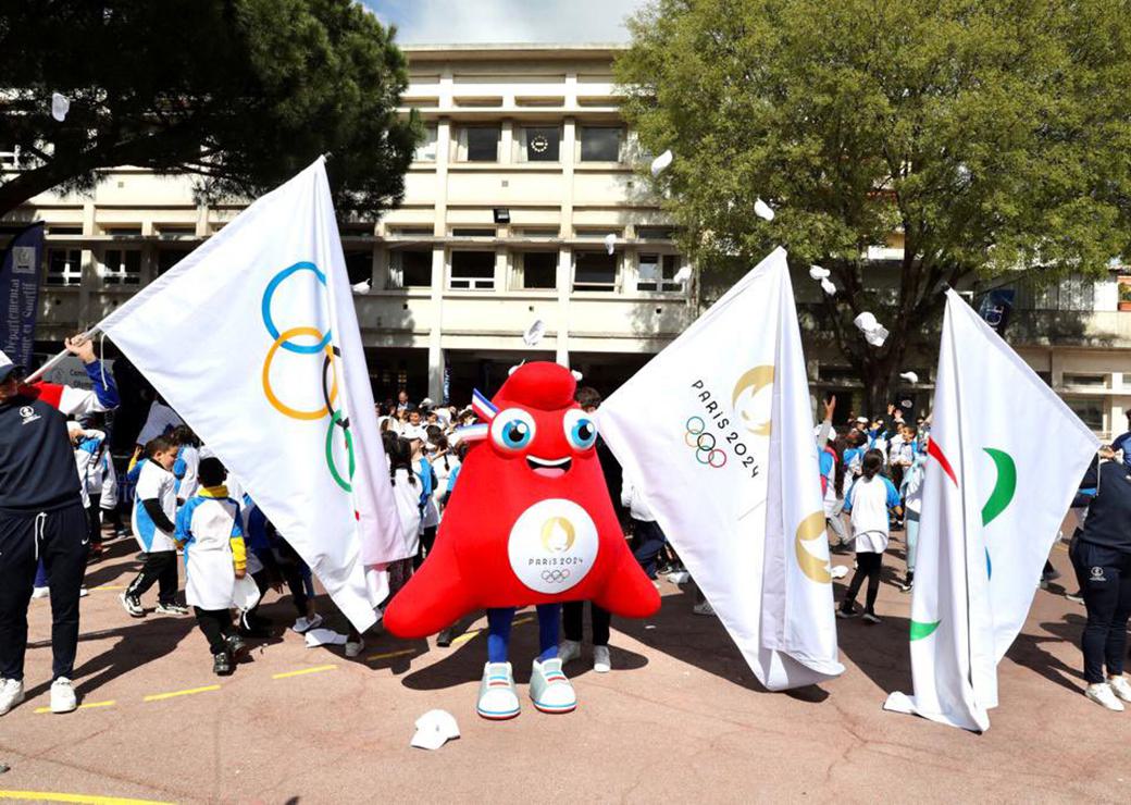 la mascotte des jeux olympiques et paralympiques dans une école 