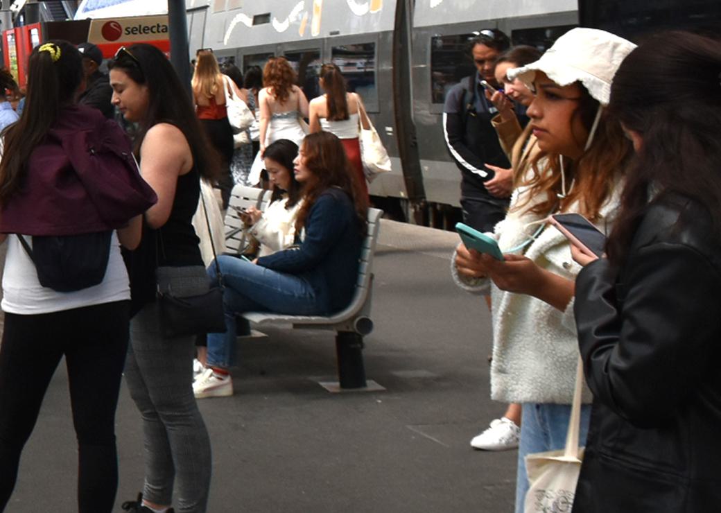 jeunes sur un quai de gare