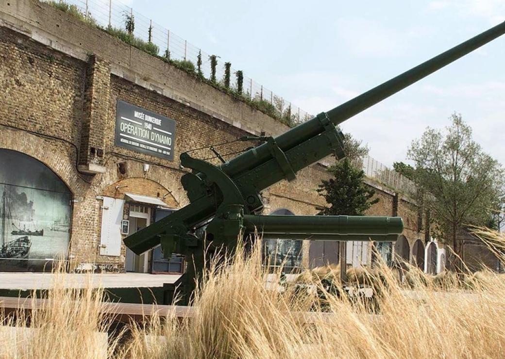 Un canon devant un bâtiment de pierre