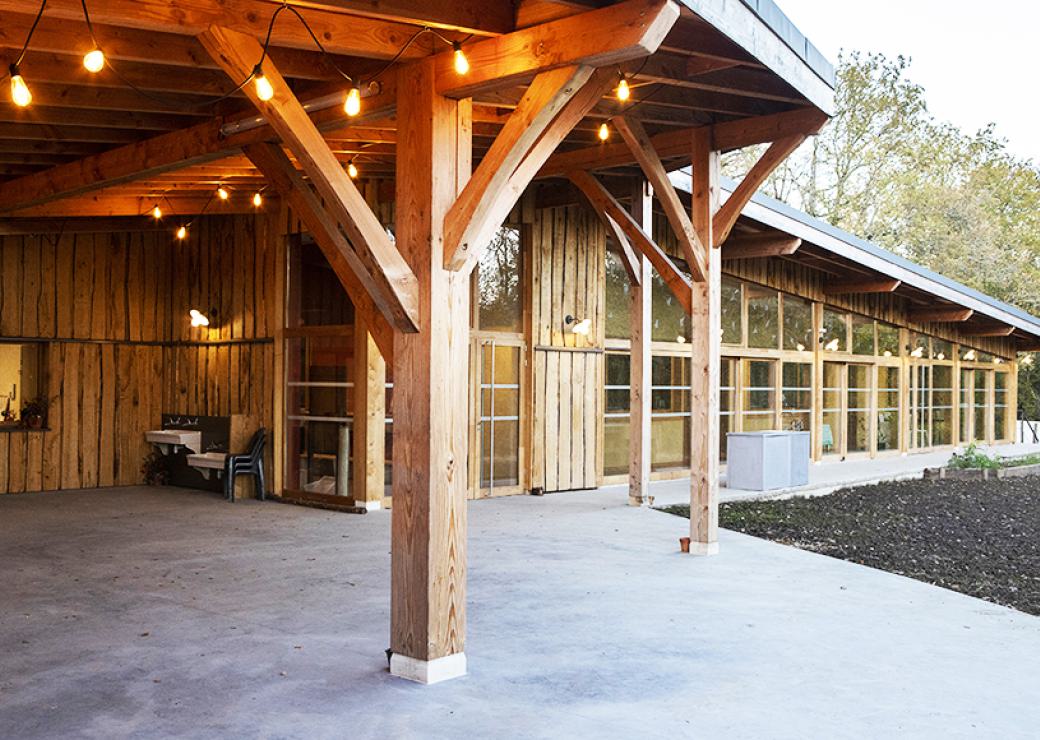 Un bâtiment de bois avec des lumignons sur la façade